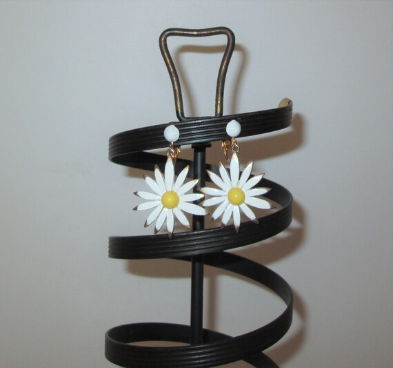 Vintage 1950s Daisy Flower Earrings - image 1