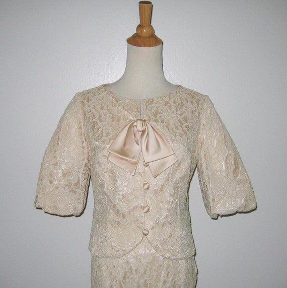 Vintage 1950s 1960s Beige Soutache Lace Suit Ense… - image 2