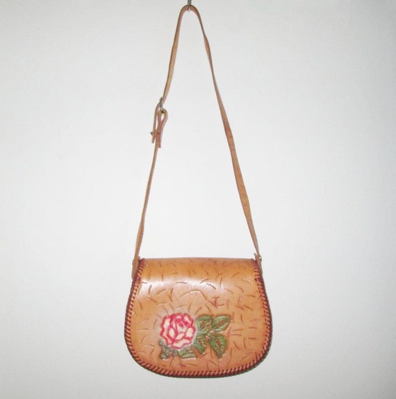 Vintage 1960s 1970s Tan Hand Tooled Leather Shoul… - image 4