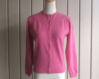 Vintage 1960s Pink Darlene Sweater With Floral Accents - Size S, M