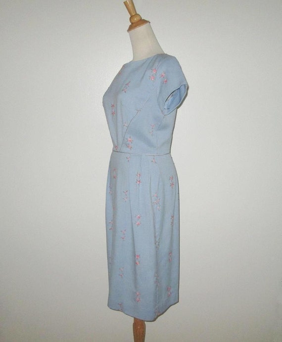Vintage 1950s 1960s Blue Floral Dress With Pink E… - image 3