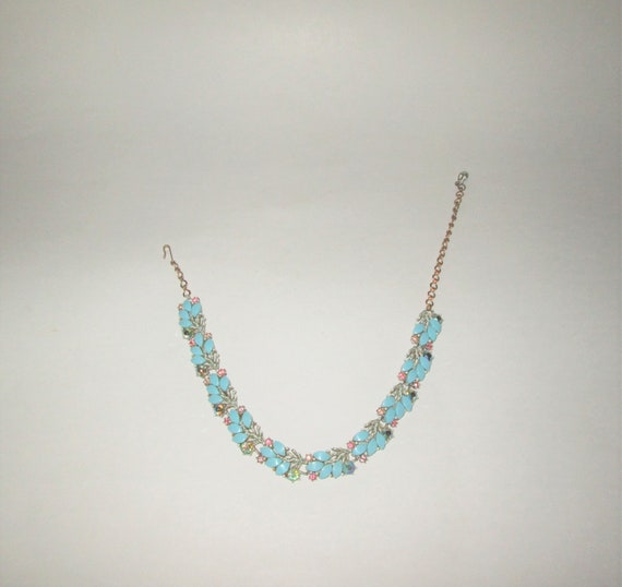 Vintage 1950s Blue Lucite Rhinestone Leaf Choker … - image 3