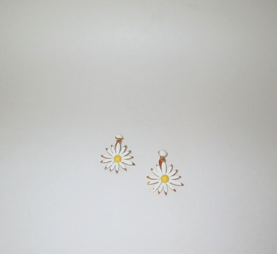 Vintage 1950s Daisy Flower Earrings - image 4