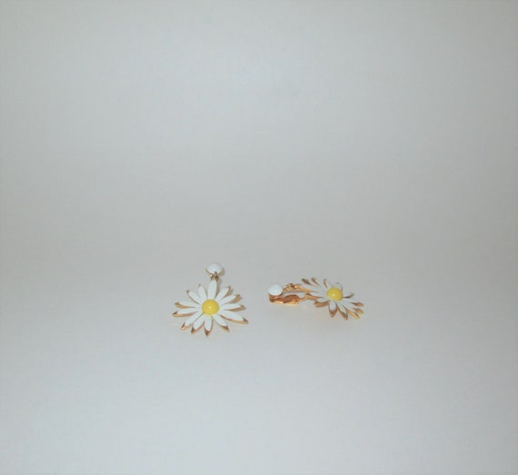 Vintage 1950s Daisy Flower Earrings - image 5