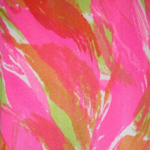 K&ouml;nnte beinhalten: Abstraktes Textilmuster mit kr&auml;ftigen Pinselstrichen in leuchtendem Neonrosa, Orange und Limettengr&uuml;n. Das Design hat eine malerische Qualit&auml;t, wobei sich &uuml;berlappende Striche zu einer dynamischen und energiegeladenen visuellen Textur verbinden. Der Hintergrund ist ein weiches Wei&szlig;.