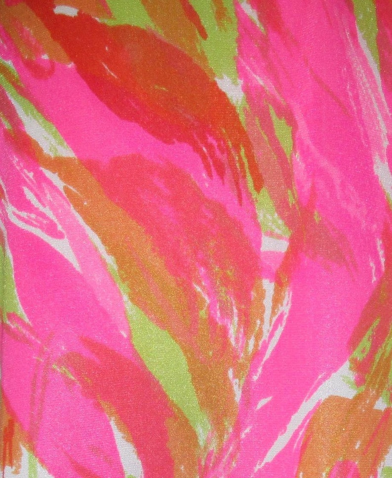 K&ouml;nnte beinhalten: Abstraktes Textilmuster mit kr&auml;ftigen Pinselstrichen in leuchtendem Neonrosa, Orange und Limettengr&uuml;n. Das Design hat eine malerische Qualit&auml;t, wobei sich &uuml;berlappende Striche zu einer dynamischen und energiegeladenen visuellen Textur verbinden. Der Hintergrund ist ein weiches Wei&szlig;.
