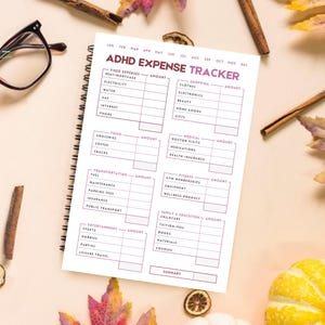 Może przedstawiać: Drukowany tracker wydatków ADHD w różowo-białym schemacie kolorów. Tracker zawiera kategorie dla stałych wydatków, zakupów, jedzenia, opieki zdrowotnej, transportu, fitnessu, rozrywki i rodziny i edukacji. Tracker zawiera również sekcję podsumowania na dole.