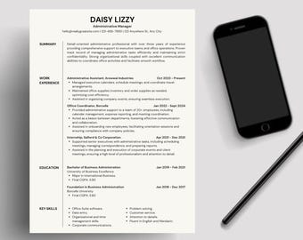 Könnte beinhalten: Ein Lebenslauf für Daisy Lizzy, eine Verwaltungsleiterin mit über drei Jahren Erfahrung. Der Lebenslauf listet ihre Berufserfahrung, Ausbildung und Schlüsselqualifikationen auf. Er enthält Details zu ihren Rollen bei Arowwal Industries, Borcelle und Salford & Co Corporation.