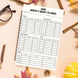Może przedstawiać: Czarno-biały, drukowany planer budżetu z tytułem "ADHD Monthly Budget Planner". Planer zawiera sekcje dla dochodów, stałych wydatków, innych wydatków, rachunków i podsumowania.