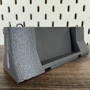 Visitenkartenetui aus Jersey Barrier. Zubehör-Betreiber Geschenk, Auto-Liebhaber Geschenk, Schreibtischzubehör, Thekendisplay.