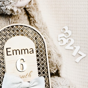Plaque de faire-part personnalisée| Nom du prénom en rotin avec ruban|Cadeau de naissance pour baby shower|Marqueurs de croissance pour accessoire de bébé|Disques d'étape en bois pour bébé