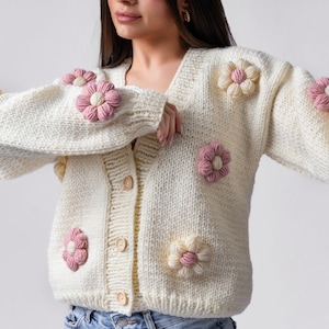 手編みの花柄カーディガン、ウールチャンキーニットセーター、3Dフラワージャケット、着心地の良い冬用カーディガン、彼女へのユニークなギフト、ママへのギフト、ハンドメイドニットウェア