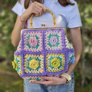Bolso cuadrado de abuela con flores de crochet hecho a mano - Monedero vintage en tonos pastel con asa de bambú, estilo bohemio, bolso retro, regalo para ella, bolso único