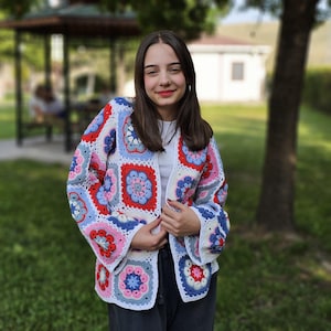 Cardigan all&#39;uncinetto colorato fatto a mano con motivo a quadrati della nonna, stile boho retrò, da donna - Maglione all&#39;uncinetto su misura per outfit da festival