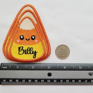Peut inclure: &Eacute;cusson brod&eacute; en forme de bonbon de ma&iuml;s avec le nom "Billy" en &eacute;criture noire. Le patch pr&eacute;sente un visage souriant et mesure environ 7,6 cm de large. Une r&egrave;gle et une pi&egrave;ce de monnaie sont &agrave; c&ocirc;t&eacute; du patch pour la r&eacute;f&eacute;rence de taille.