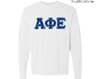 Lettres grecques brodées Happy Hanoukka - T-shirt des Fêtes avec appliqué brodé - Fabriqué aux États-Unis