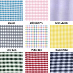 K&ouml;nnte beinhalten: Ein Raster aus neun Stoffmustern mit Vichy-Karomustern in Blau, Kaugummi-Rosa, Lavendel, Silber, einem mehrfarbigen Pastell-Karo, Gelb, Waldgr&uuml;n, Rot und Marineblau. Jedes Muster ist unterhalb mit dem entsprechenden Farbnamen beschriftet.