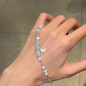 Murmures de carte postale – Lumière, douceur et calme dans un bracelet | Topaze bleue et perle d'eau douce 6 mm