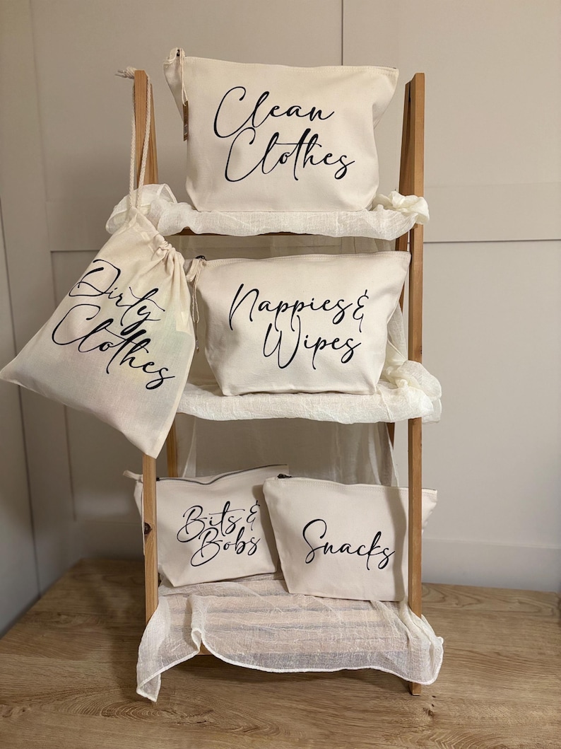 Say goodbye to digging through your changing bag when you’re out and about with your baby or toddler 🤍 This changing bag organiser set is designed to keep everything neatly separated, easy to find, and beautifully organised.  Each pouch is clearly labelled, making nappy changes, outfit changes, and snack time quick and hassle-free — whether you’re popping to the shops or heading out for the day.