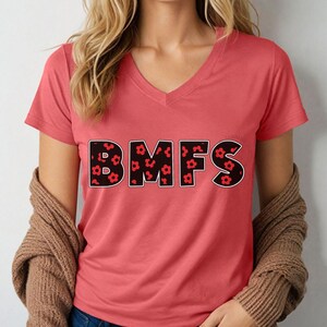 Camiseta de cuello en V para mujer BMFS Red Daisy: Camiseta estilo Billy Strings Shakedown Lot