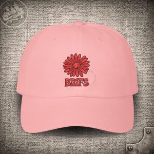 Billy Strings Baseballkappe mit roter Gänseblümchenstickerei – BMFS Classic Ball Cap
