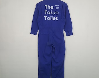 Mono de trabajo azul desgastado vintage de The Tokyo Toilet.