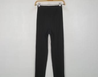 Pantalones elásticos negros con pliegues vintage de Issey Miyake.
