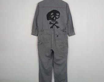 Mono gris desgastado estilo ropa de trabajo con calaveras vintage