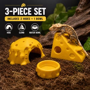 Puede incluir: Un set de 3 piezas para reptiles que incluye dos escondites amarillos con forma de queso y un cuenco amarillo. Un escondite tiene forma de cúpula con agujeros, el otro es una cuña triangular con escalones, y un gecko crestado está encima.