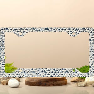 Cadre de plaque d'immatriculation minimaliste de montagne, petit accessoire de voiture gris avec motif pic pour les amoureux de la nature et les voyageurs