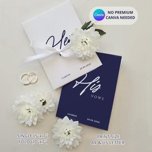 Op de afbeelding: Een trouwbriefpapierset in wit en marineblauw. De set bevat "His Vows" en "Her" geloftenboekjes, trouwringen en witte bloemen. De tekst bevat namen en een datum. De boekjes zijn ongeveer 12,7 cm x 17,8 cm en 25,4 cm x 17,8 cm.