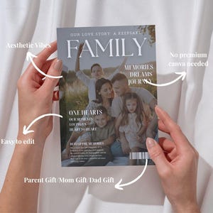 Puede incluir: Una portada de revista con la palabra "FAMILY" en letras blancas grandes. La portada presenta un retrato familiar y el texto "OUR LOVE STORY: A KEEPSAKE". El texto adicional incluye "MEMORIES DREAMS JOURNEY" y "ONE HEARTS". La revista est&aacute; sostenida por manos.