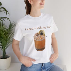 Zabawna koszulka dla miłośników koktajli - potrzebuję whisky kwaśnej koszulki, unisexowa, swobodna koszulka dla entuzjastów drinków, prezent na przyjęcie koktajlowe, modne akcesoria barmańskie