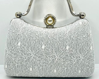 Clutch de diseño de encaje blanco y plateado: bolso de noche hecho a mano con cierre de perlas y diamantes de imitación