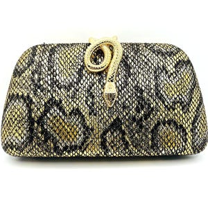 Könnte beinhalten: Eine gold-schwarze Clutch mit einem schlangenförmigen Verschluss. Die Clutch hat ein Schlangenmuster in Gold und Schwarz. Der Schlangenverschluss ist goldfarben und hat einen detaillierten Kopf und Körper. Die Clutch hat eine rechteckige Form.