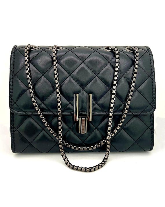 Sac à bandoulière matelassé avec chaîne en métal noir et fermoir à