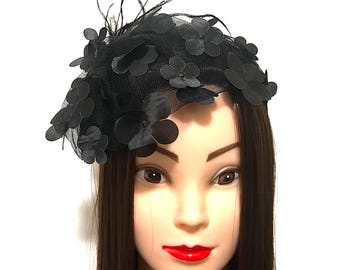 Zwarte fascinator met 3D-bloemen, tule en veren – accent met strass, haarband, retro jaren 40/50, cocktail/ascot/avondjurk