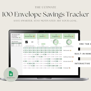 Puede incluir: Una pantalla de portátil muestra una hoja de cálculo de seguimiento de ahorro de 100 sobres. La hoja de cálculo muestra el progreso con elementos visuales interactivos, un generador aleatorio incorporado y el texto "Save Smarter. Stay Motivated. Hit Your Goal..."