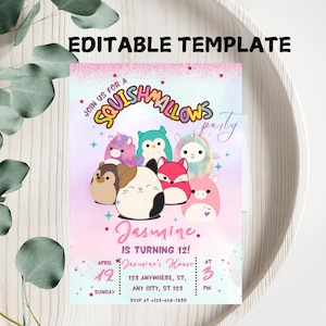 Può includere: Un invito rosa e blu con uno sfondo arcobaleno e un gruppo di peluche colorati. L'invito dice "Join us for a Squishmallows party" e "Jasmine is turning 12!" con i dettagli per la festa.