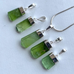 Großhandelslot 5 Stück natürliche Peridot Kristall Anhänger 925 Sterling Silber, Roh Olivgrün Edelstein Punkte, Schmuckherstellung Lieferungen