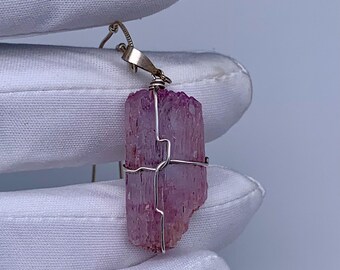 Colgante de kunzita en bruto, collar de cristal rosa envuelto en alambre, joyería de piedra espodumena natural en bruto, regalo de cristal curativo para ella.