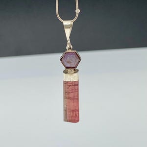 Naturlig rosa turmalinkristall och rubinskiva-hänge, Boho råa ädelstenssmycken
