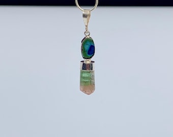 Anhänger aus Wassermelonen-Turmalin, Halskette mit natürlicher grüner Turmalinscheibe, Kristallspitze aus Sterlingsilber, einzigartiger Doppelsteinschmuck