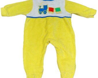 Pijama enterizo de tren Carter's amarillo de felpa con pies, estilo vintage de los años 80, talla pequeña para bebé (hasta 5 kg).