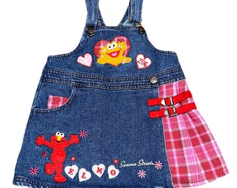 Vestido mono vaquero bordado de Elmo y Zoe de Barrio Sésamo, estilo Y2K, para niñas de 18 meses.
