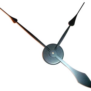 以下が含まれることがあります： 黒い時計の針と丸い黒い中心部分。針は尖った先端で設計されています。