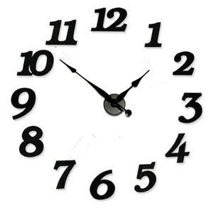 Könnte beinhalten: Eine schwarz-weiße Uhr mit großen, fetten Zahlen. Die Uhrzeiger sind schwarz und zeigen die Zeit 10:55 an.