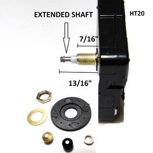 K&ouml;nnte beinhalten: Schwarzes Uhrwerk mit verl&auml;ngerter Welle, 13/16 Zoll lang. Die Welle ist 7/16 Zoll von der Basis des Uhrwerks entfernt. Das Uhrwerk ist mit HT20 gekennzeichnet. Das Bild zeigt auch verschiedene Uhrzeiger und Montagezubeh&ouml;r.