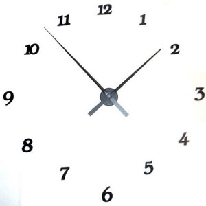 Könnte beinhalten: Ein weißes Zifferblatt mit schwarzen Zahlen von 1 bis 12 und schwarzen Stunden- und Minutenzeigern. Die Zeiger zeigen auf 10:00 Uhr.