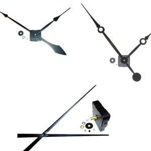 Könnte beinhalten: Drei Sätze Uhrzeiger und ein Uhrwerk. Die Uhrzeiger sind aus schwarzem Metall und das Uhrwerk aus schwarzem Kunststoff.